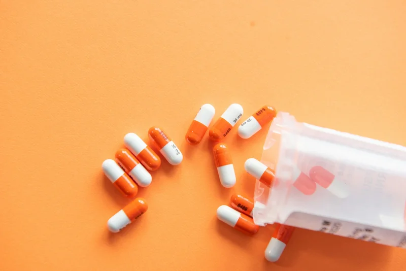 Verschillende gekleurde pillen en capsules